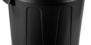 Cubo de basura negro con tapa
